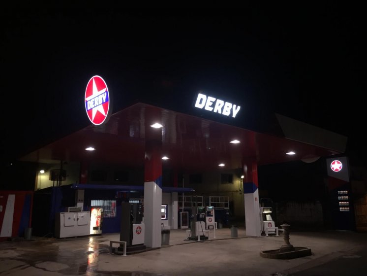 Cartel rótulo en letras corpóreas con luz y frente de metacrialto rotulado. Gasolineras Derby en Ciudad Real.