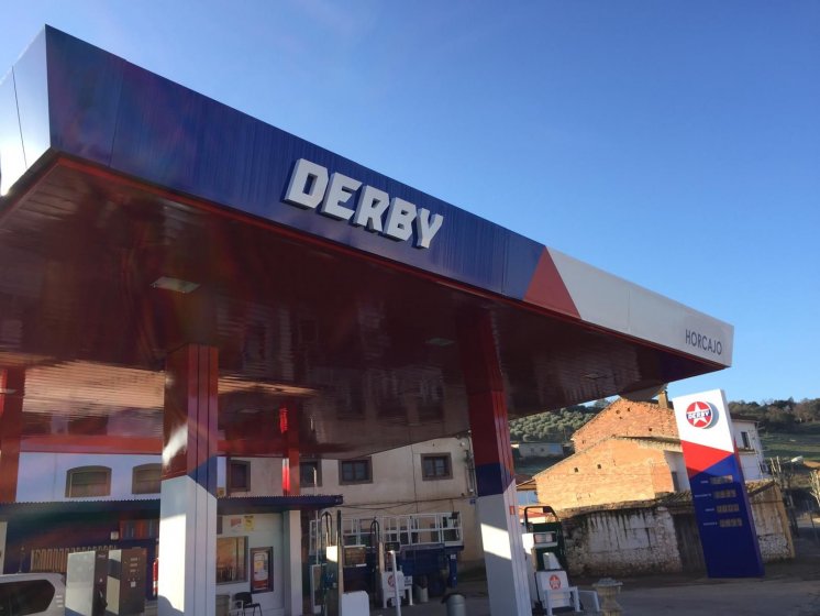 Cartel r&oacute;tulo en letras corp&oacute;reas con luz y frente de metacrialto rotulado. Gasolineras Derby en Ciudad Real.