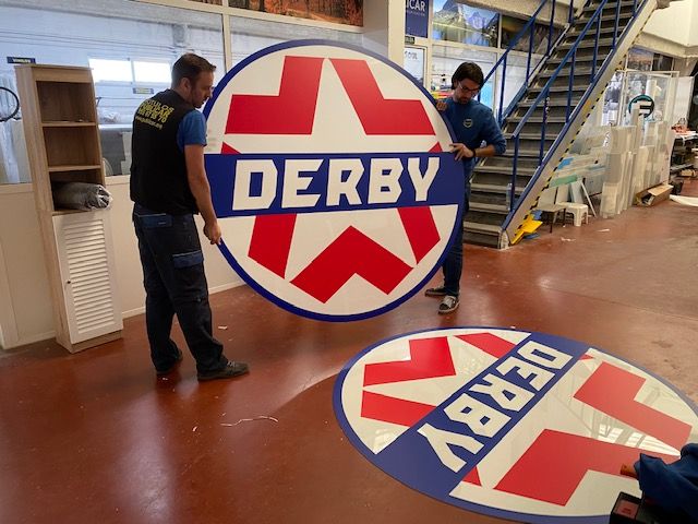 Cartel rótulo en letras corpóreas con luz y frente de metacrialto rotulado. Gasolineras Derby en Montemayor de Córdoba.