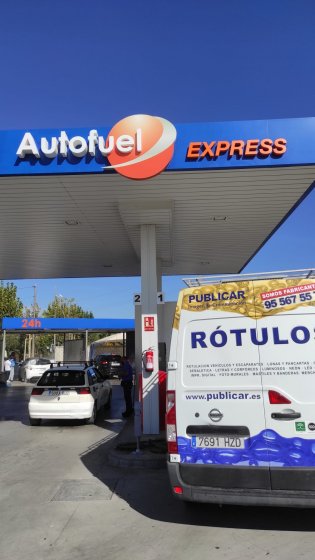 Cartel rótulo en letras corpóreas con luz y frente de metacrilato rotulado. Gasolineras Express Dos Hermanas sevilla.