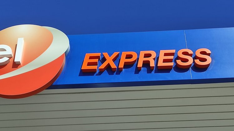 Cartel rótulo en letras corpóreas con luz y frente de metacrilato rotulado. Gasolineras Express Dos Hermanas sevilla.
