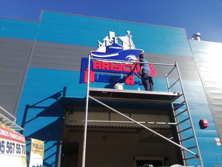 Cartel rótulo en letras corpóreas recortadas en PVC lacado y rotulado. Mariscos HuelvaMar en Huelva.
