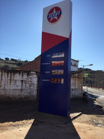 Cartel r&oacute;tulo o T&oacute;tem con luz y frente de metacrialto rotulado. Gasolineras Derby en Ciudad Real.