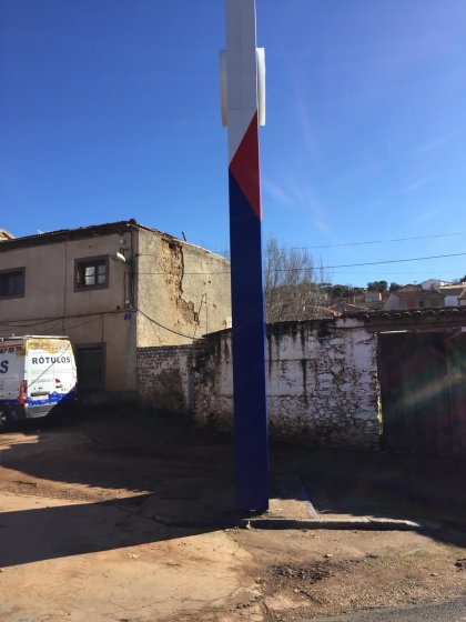 Cartel r&oacute;tulo o T&oacute;tem con luz y frente de metacrialto rotulado. Gasolineras Derby en Ciudad Real.