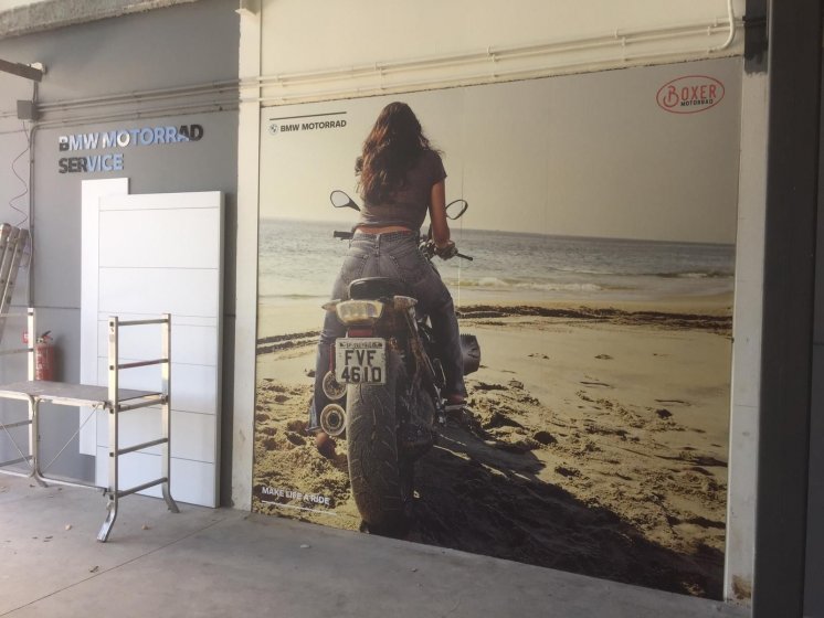 Decoración de instalaciones de Concesionario BMW Motorrad Boxer Algeciras. Lienzos, cuadros, textos recortados vinilos.