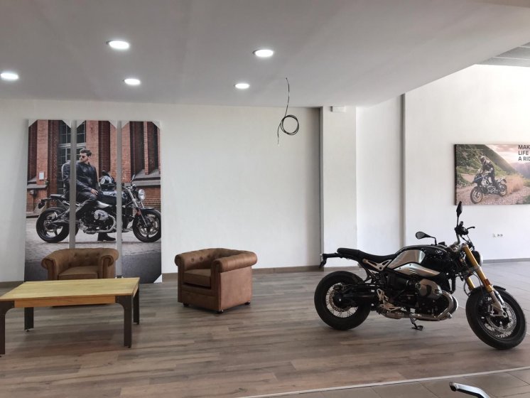 Decoración de instalaciones de Concesionario BMW Motorrad Todomoto en Sevilla. Lienzos, cuadros, textos recortados vinilos.