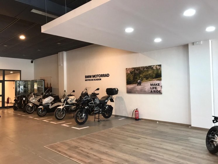 Decoración de instalaciones de Concesionario BMW Motorrad Todomoto en Sevilla. Lienzos, cuadros, textos recortados vinilos.