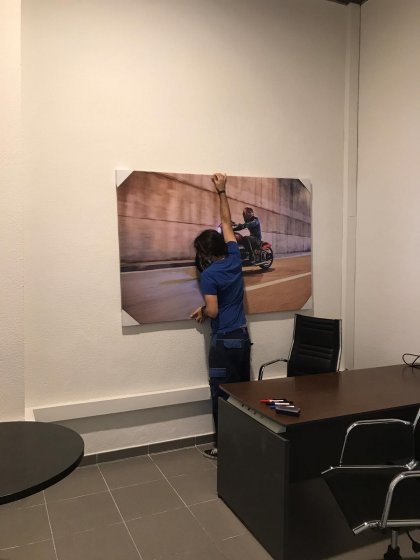 Decoración de instalaciones de Concesionario BMW Motorrad Todomoto en Sevilla. Lienzos, cuadros, textos recortados vinilos.