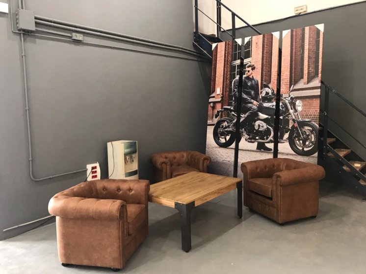 Decoración de instalaciones de Concesionario BMW Motorrad Todomoto en Sevilla. Lienzos, cuadros, textos recortados vinilos.