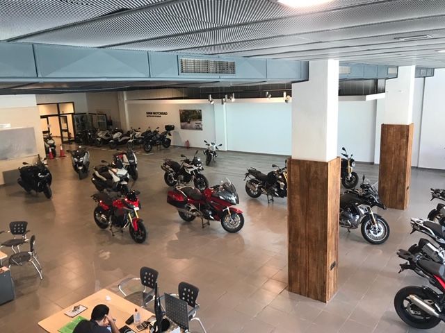 Decoración de instalaciones de Concesionario BMW Motorrad Todomoto en Sevilla. Lienzos, cuadros, textos recortados vinilos.
