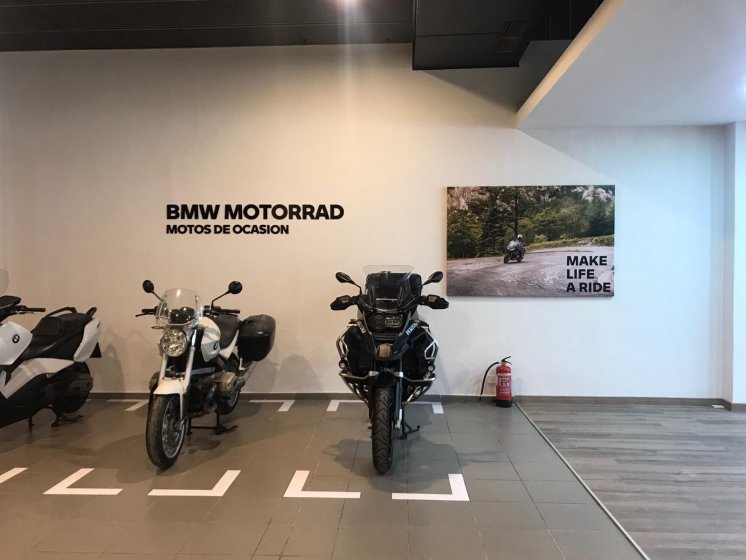 Decoración de instalaciones de Concesionario BMW Motorrad Todomoto en Sevilla. Lienzos, cuadros, textos recortados vinilos.