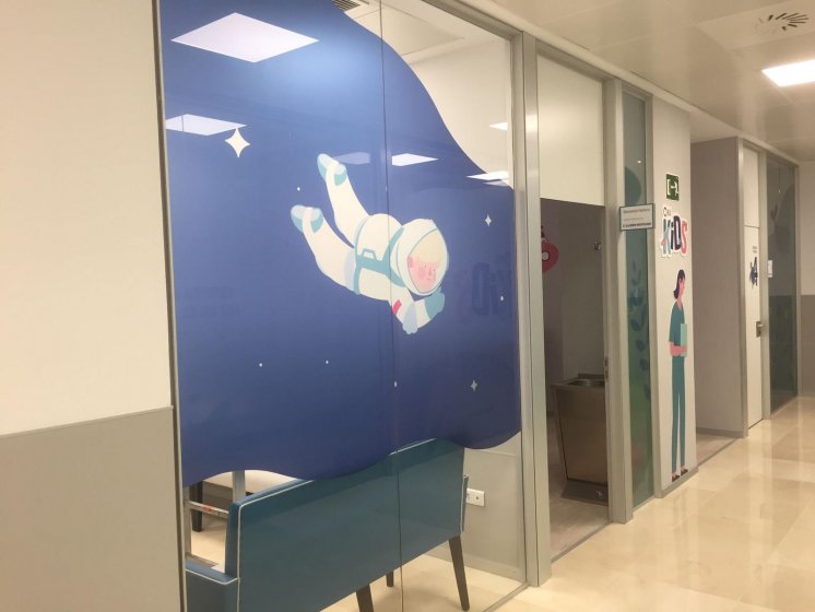 Decoración de interior de clínica de pediatría del Hopsital de Santa Isabel de Sevilla. Rotulación con vinilos al ácido en impresión digital. Dibujos corpóreos en PVC.