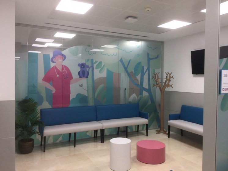 Decoración de interior de clínica de pediatría del Hopsital de Santa Isabel de Sevilla. Rotulación con vinilos al ácido en impresión digital. Dibujos corpóreos en PVC.