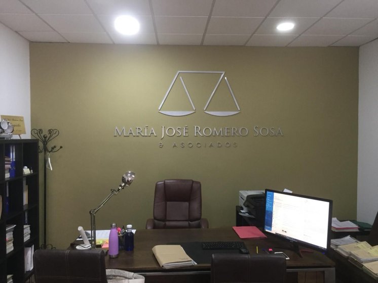 Decoraci&oacute;n interior con r&oacute;tulo en pvc lacados. Tornay Abogados en Dos Hermanas Sevilla.