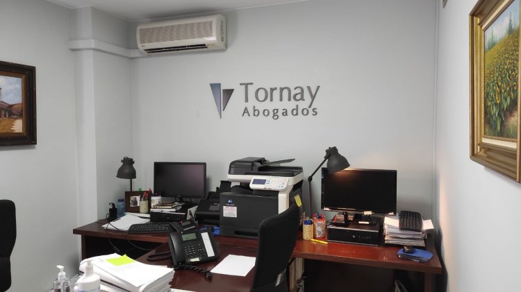 Decoración interior con rótulo en pvc lacados. Tornay Abogados en Dos Hermanas Sevilla.
