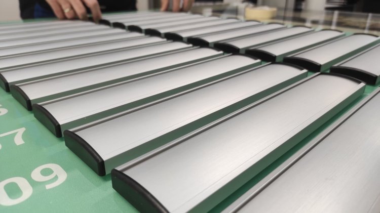 Directorio personalizado en metacrilato y lamas de aluminio reutilizables. Edificio IncooMun