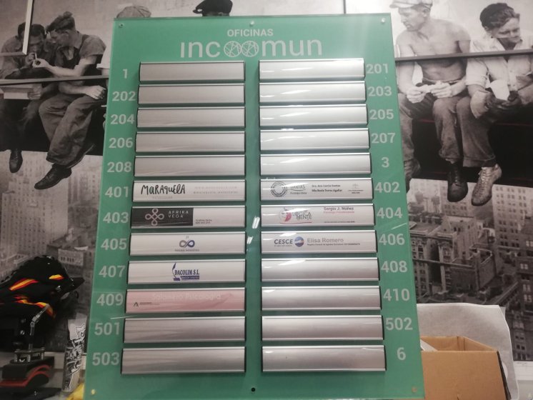 Directorio personalizado en metacrilato y lamas de aluminio reutilizables. Edificio IncooMun