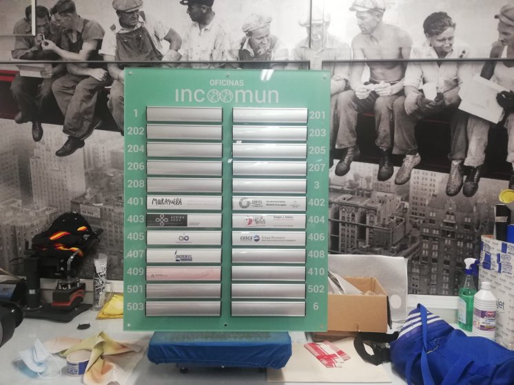 Directorio personalizado en metacrilato y lamas de aluminio reutilizables. Edificio IncooMun