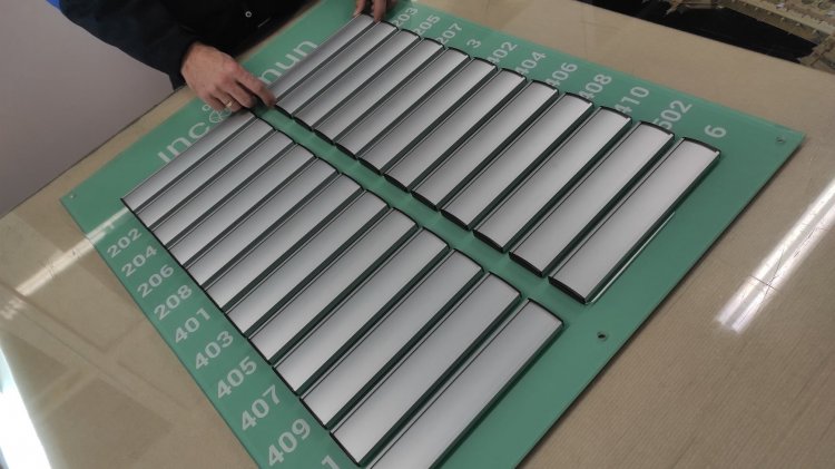 Directorio personalizado en metacrilato y lamas de aluminio reutilizables. Edificio IncooMun