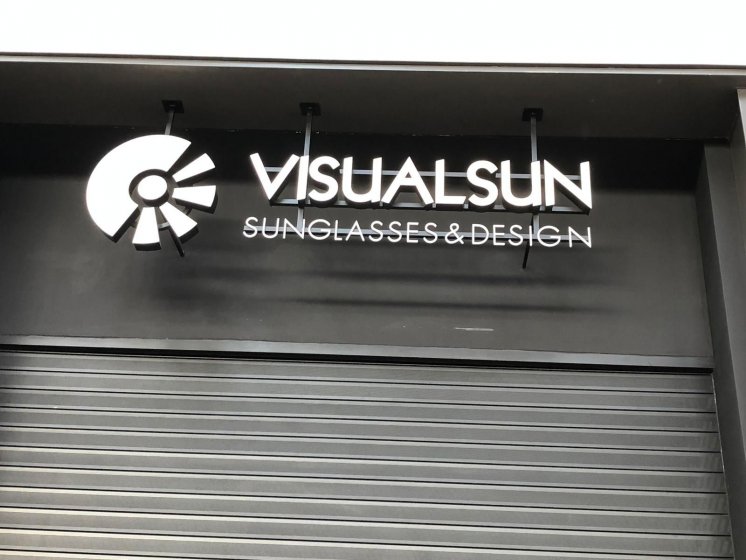 Letras corpóreas en aluminio lacado e iluminadas, con estructura de acero inoxidable para Visualsun, Centro comercial Lagos Sevilla.