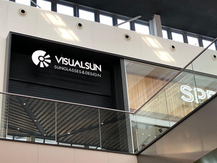 Letras corpóreas en aluminio lacado e iluminadas, con estructura de acero inoxidable para Visualsun, Centro comercial Lagos Sevilla.