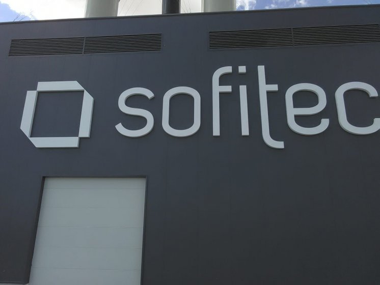 Letras corp&oacute;reas en aluminio lacado para Sofitec Sevilla.