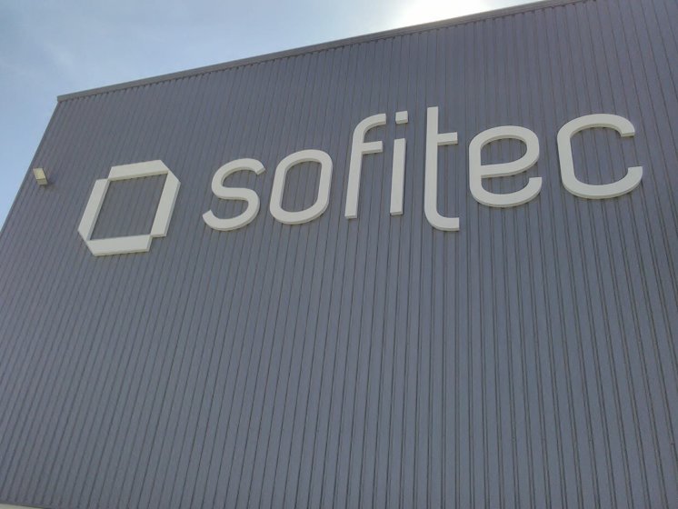 Letras corp&oacute;reas en aluminio lacado para Sofitec Sevilla.