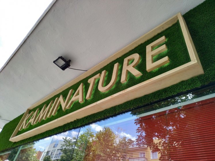  Letras corpóreas en madera natural con cesped artifical e iluminados con led para Kaminature en Sevilla. 