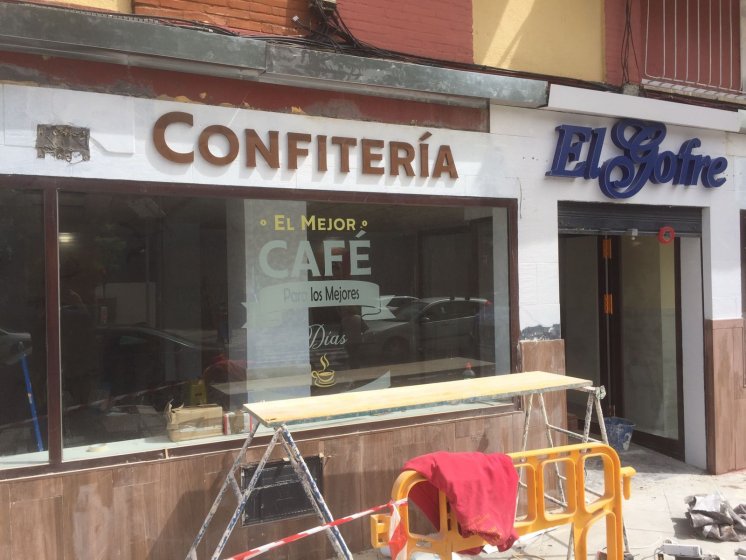 Letras corp&oacute;reas en PVC lacado para Gofre Triana en Sevilla.