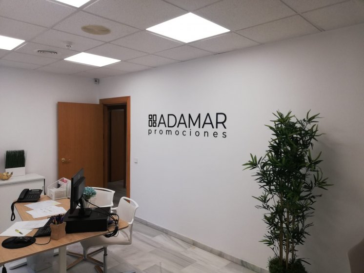 Letras en pvc recortadas y lacadas para Adamar Promociones en Sevilla.