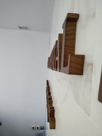 Letras recortadas en madera tintadas y lacadas. Clínica dental 28, Sevilla.