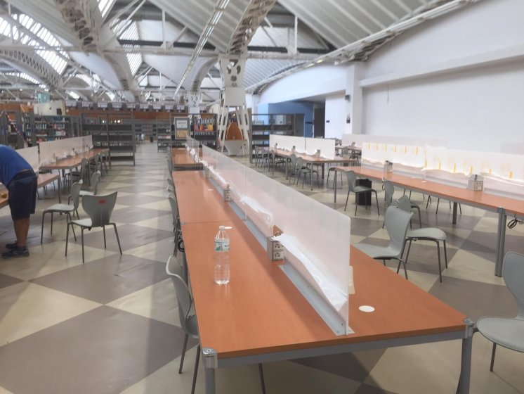 Más de 150 Mamparas de metacrilato para el coronavirus covid 19, en la biblioteca de la Universidad Pablo de Olavide en Sevilla.