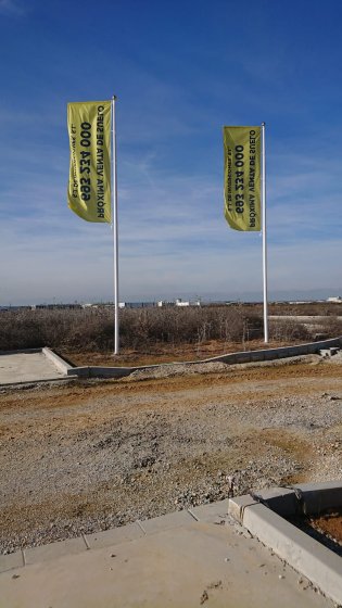 M&aacute;tile sde fibra de vidrio con potencia con banderas promocionales. Sevilla.