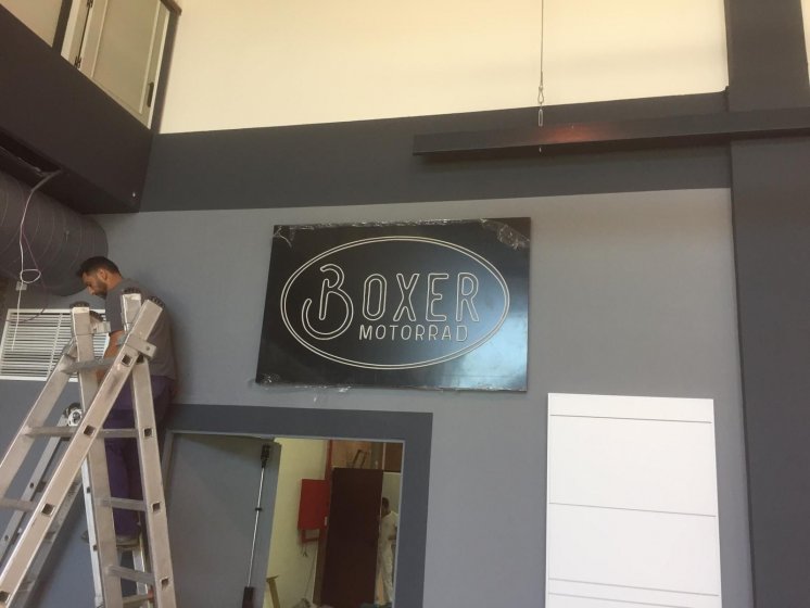 Montaje de r&oacute;tulos e instalaciones de Concesionario BMW Motorrad Boxer Algeciras. Lienzos, cuadros, textos recortados vinilos.