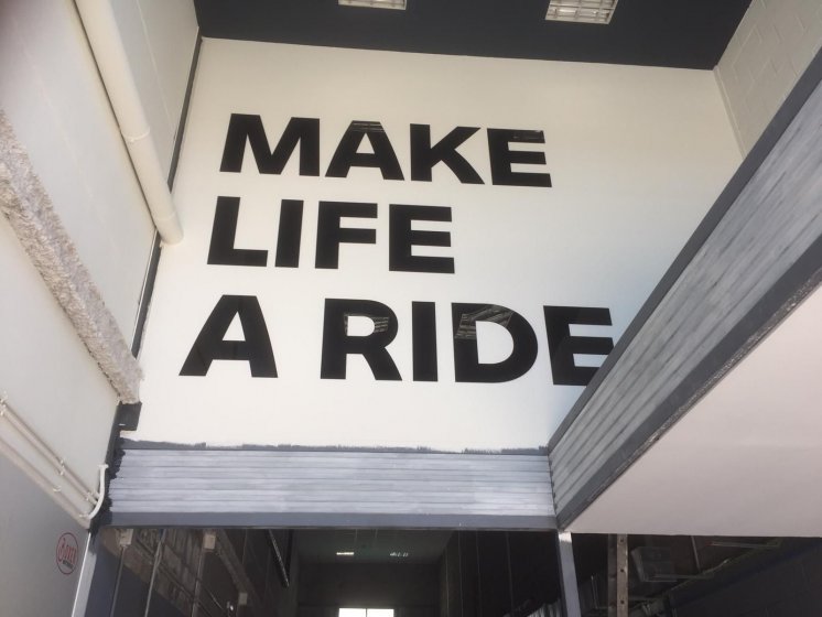 Montaje de rótulos e instalaciones de Concesionario BMW Motorrad Boxer Algeciras. Lienzos, cuadros, textos recortados vinilos.
