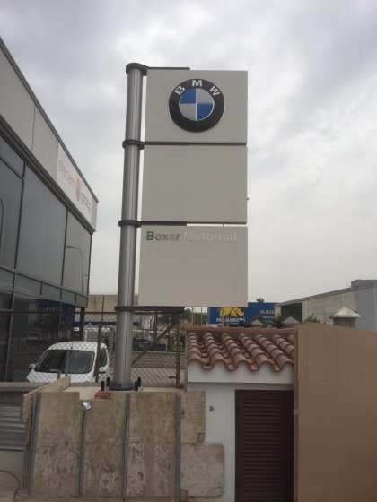 Montaje de rótulos e instalaciones de Concesionario BMW Motorrad Boxer Algeciras. Lienzos, cuadros, textos recortados vinilos.