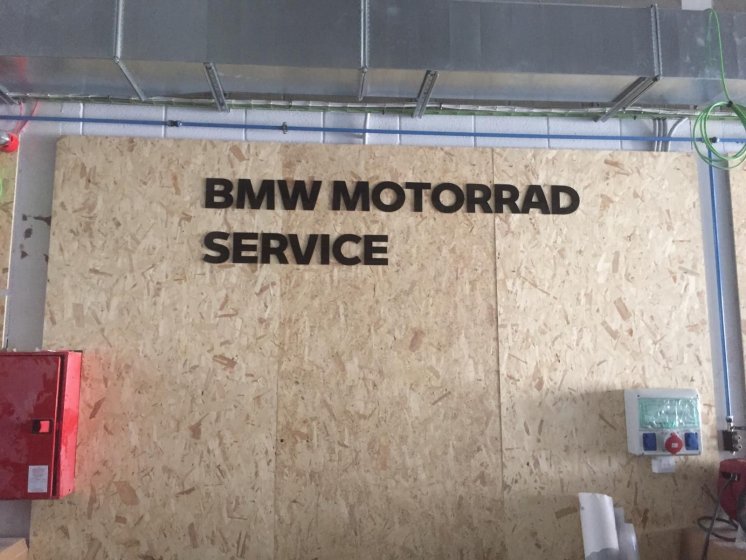 Montaje de r&oacute;tulos e instalaciones de Concesionario BMW Motorrad Boxer Algeciras. Lienzos, cuadros, textos recortados vinilos.