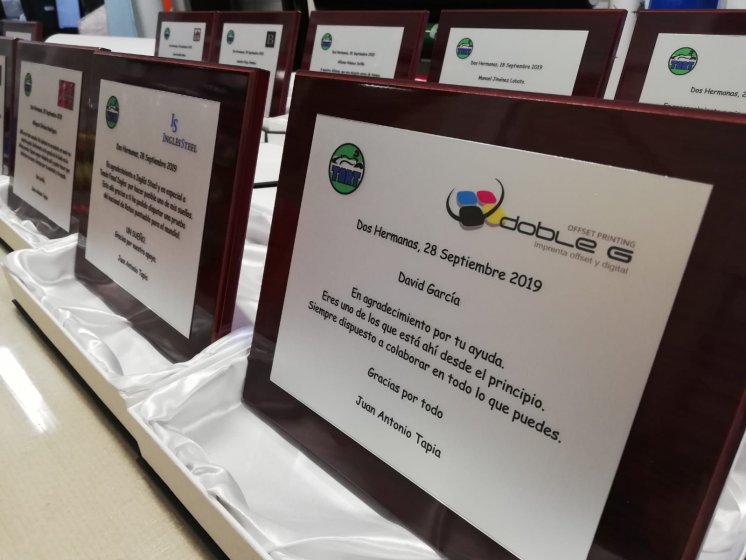 Placa conmemorativa con estuche, personalizada en impresi&oacute;n digital.