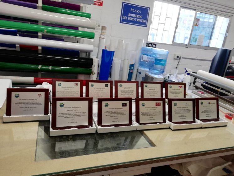 Placa conmemorativa con estuche, personalizada en impresi&oacute;n digital.