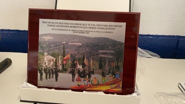 Placa conmemorativa con estuche, personalizada en impresi&oacute;n digital.