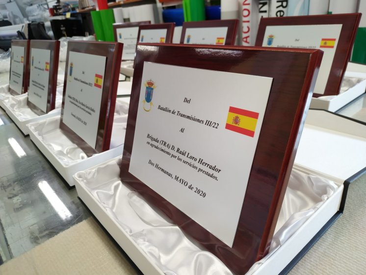 Placa conmemorativa con estuche, personalizada en impresi&oacute;n digital. Batall&oacute;n de transmisiones III/22 en Sevilla.