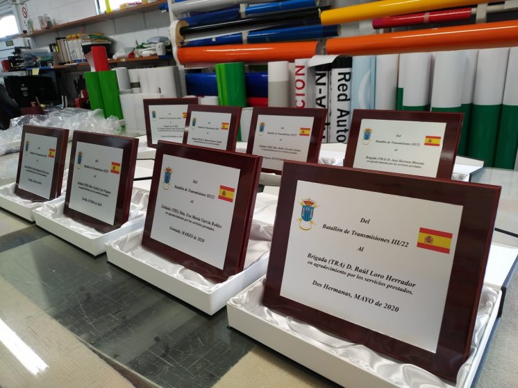 Placa conmemorativa con estuche, personalizada en impresi&oacute;n digital. Batall&oacute;n de transmisiones III/22 en Sevilla.