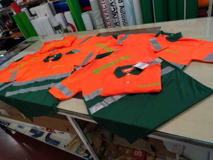 Polos de trabajo en transfer personalizados para Brókerled Sevilla.