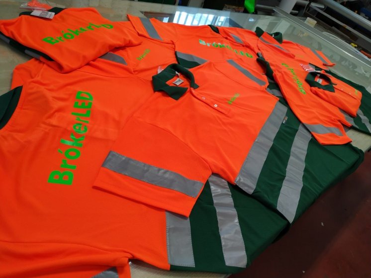 Polos de trabajo en transfer personalizados para Brókerled Sevilla.