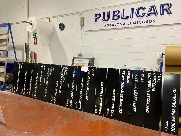 Rotulaci&oacute;n de 100 carteles en textos de aluminio recortado para, las se&ntilde;ales verticales y direccionales del Ayuntamiento de Dos Hermanas en Sevilla.