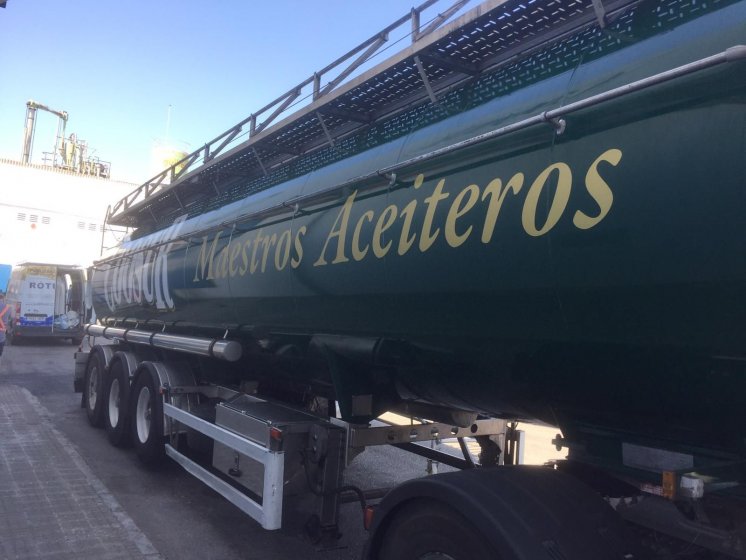 Rotulación de camión cisterna, en vinilos de corte e impresión digital fundidos. Aceites la Española Acesur Sevilla.