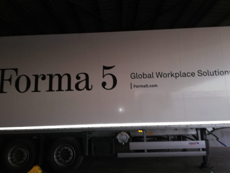 Rotulaci&oacute;n de cami&oacute;n trailer, en vinilo de corte para Forma 5 en Sevilla.