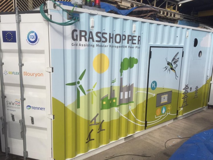 Rotulaci&oacute;n de contenedor container en vinilo fundido en impresi&oacute;n digital y corte especial para Abengoa. Fabricado en Sevilla.