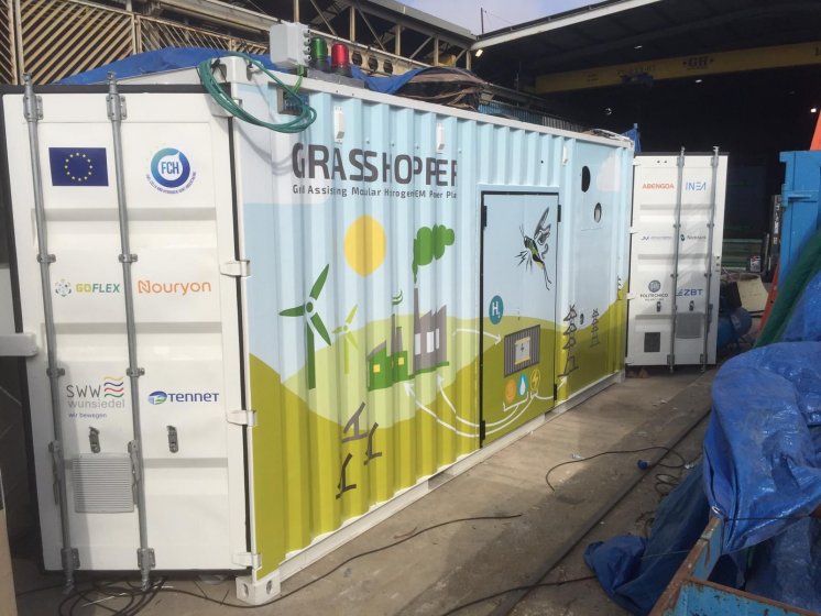 Rotulaci&oacute;n de contenedor container en vinilo fundido en impresi&oacute;n digital y corte especial para Abengoa. Fabricado en Sevilla.