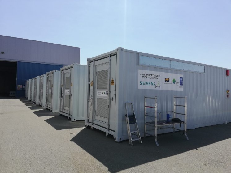 Rotulaci&oacute;n de contenedores container en vinilo de corte especial para Siemens. Fabricados por Proinsener Sevilla.
